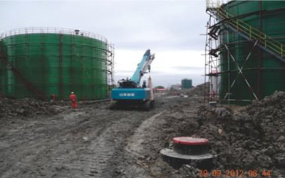 Grúa sobre orugas SWTC25 durante una operación de carga en obra de construcción en yacimiento petrolífero de Daqing
